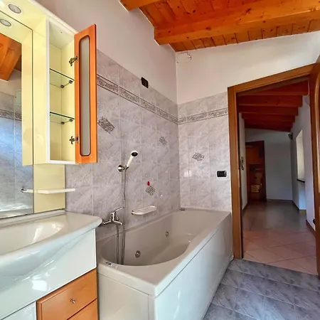 L' Angolo Di Pace Vasca Idromassaggio E Legno Alpino Con Vista Panoramica Sulla Valle Berzo