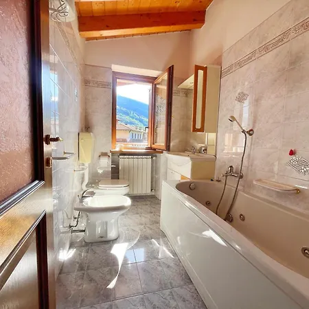 L' Angolo Di Pace Vasca Idromassaggio E Legno Alpino Con Vista Panoramica Sulla Valle